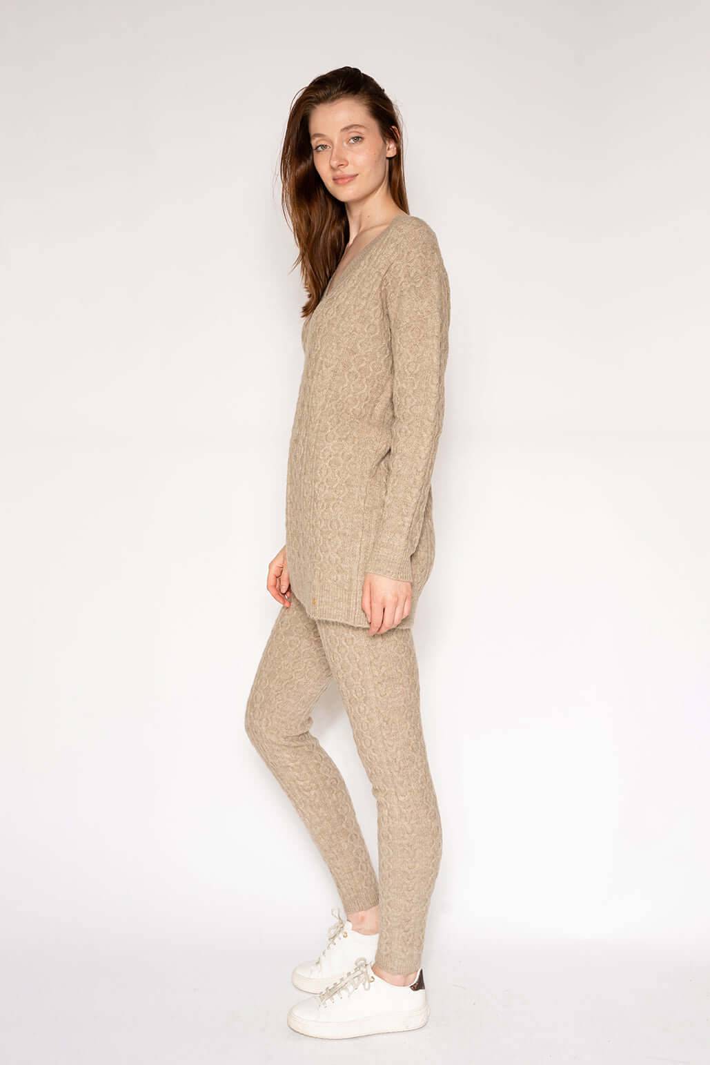 CABLE KNIT V-NK TUNIC SWEATER - LATTELOVE Co.